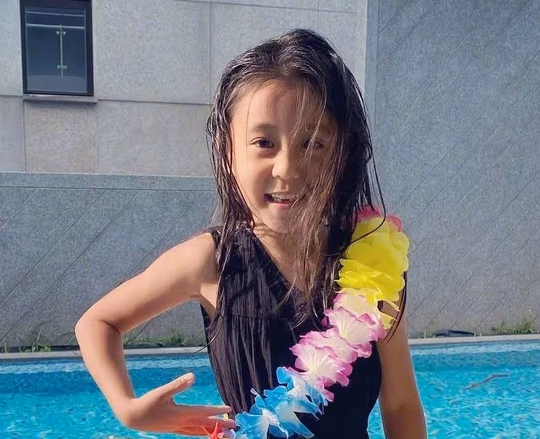 賈靜雯曬三個女兒,咘咘最美,波妞女漢子,梧桐妹打扮顯成熟