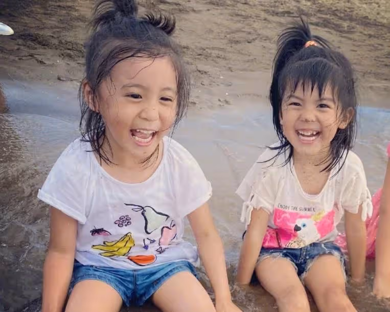 賈靜雯曬三個女兒,咘咘最美,波妞女漢子,梧桐妹打扮顯成熟
