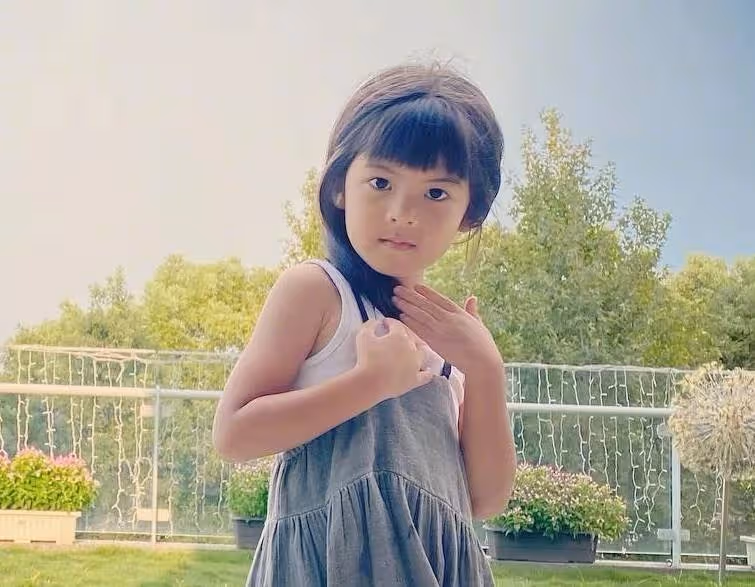 賈靜雯曬三個女兒,咘咘最美,波妞女漢子,梧桐妹打扮顯成熟