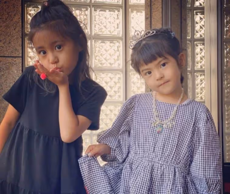 賈靜雯曬三個女兒,咘咘最美,波妞女漢子,梧桐妹打扮顯成熟