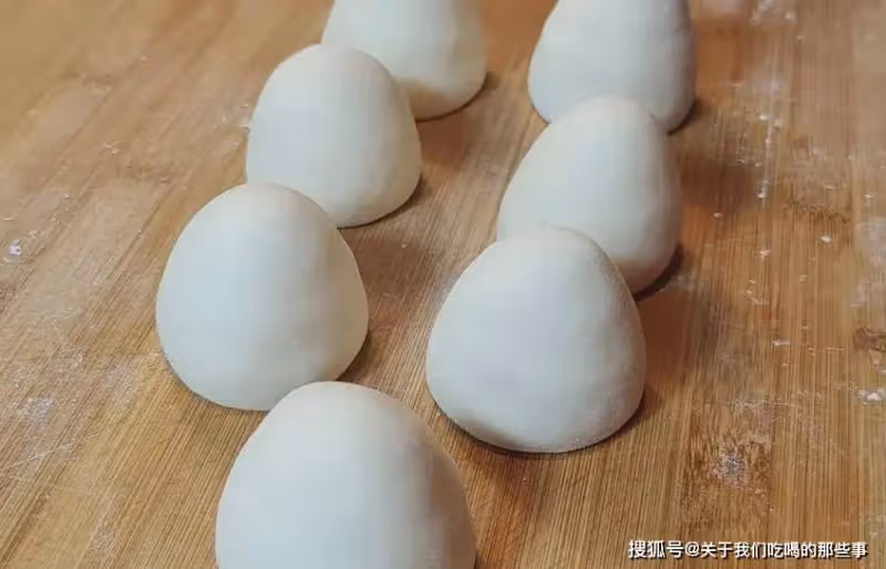 蒸饅頭,用冷水還是開水?教你一招,饅頭膨鬆香軟,不幹硬不回縮