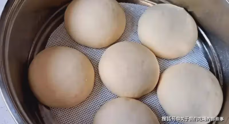 蒸饅頭,用冷水還是開水?教你一招,饅頭膨鬆香軟,不幹硬不回縮