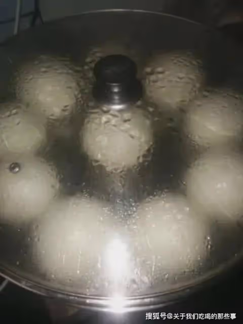 蒸饅頭,用冷水還是開水?教你一招,饅頭膨鬆香軟,不幹硬不回縮