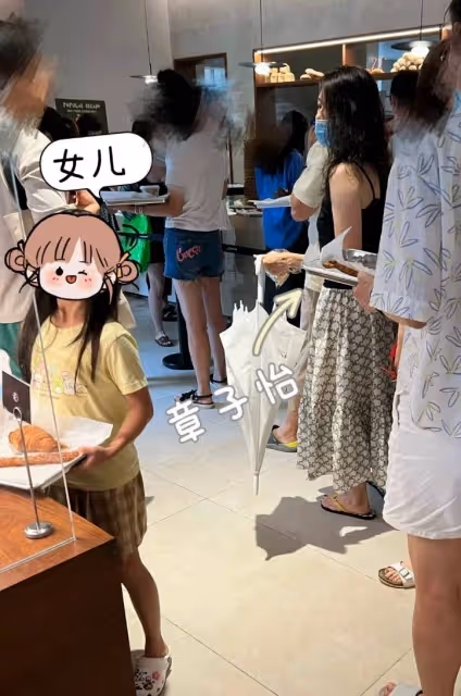 章子怡帶娃購物迎開學，醒醒挑染辮子超可愛，小兒子露正臉像汪峰