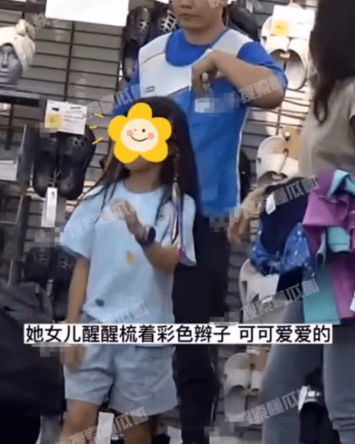 章子怡帶娃購物迎開學，醒醒挑染辮子超可愛，小兒子露正臉像汪峰