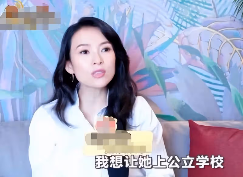 章子怡帶娃購物迎開學，醒醒挑染辮子超可愛，小兒子露正臉像汪峰