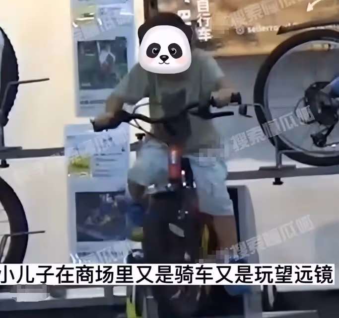 章子怡帶娃購物迎開學，醒醒挑染辮子超可愛，小兒子露正臉像汪峰