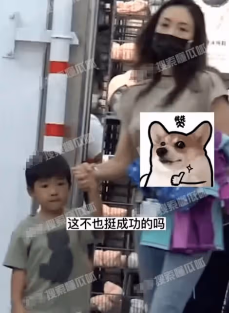 章子怡帶娃購物迎開學,醒醒挑染辮子超可愛,小兒子露正臉像汪峰