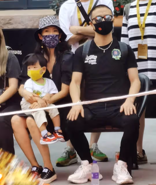 章子怡帶娃購物迎開學,醒醒挑染辮子超可愛,小兒子露正臉像汪峰