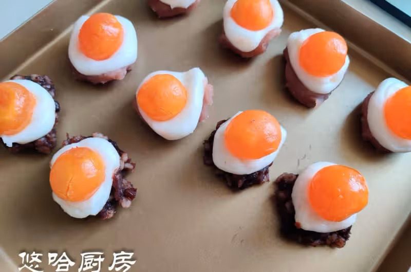 香軟、綿密、不甜膩!芋泥麻薯蛋黃酥,我一口氣吃了三個~