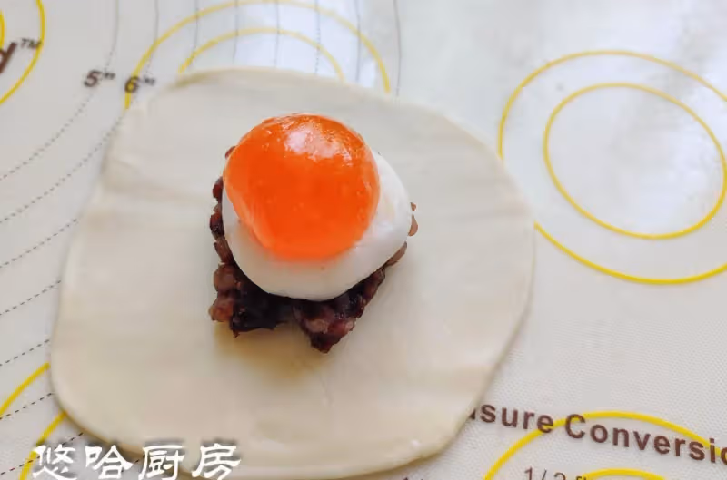 香軟、綿密、不甜膩!芋泥麻薯蛋黃酥,我一口氣吃了三個~