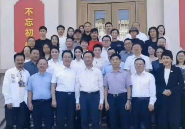 王一博座談會上讀錯字,杜華表情太微妙,網友:小學生都知道讀