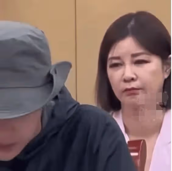 王一博座談會上讀錯字,杜華表情太微妙,網友:小學生都知道讀