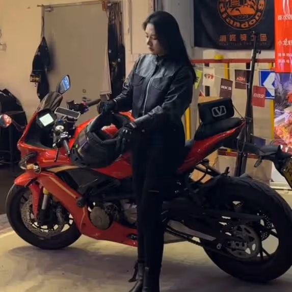 曝柬埔寨依晴被控制,出入酒店雙腿打顫,脖子有針孔,手勢疑求救