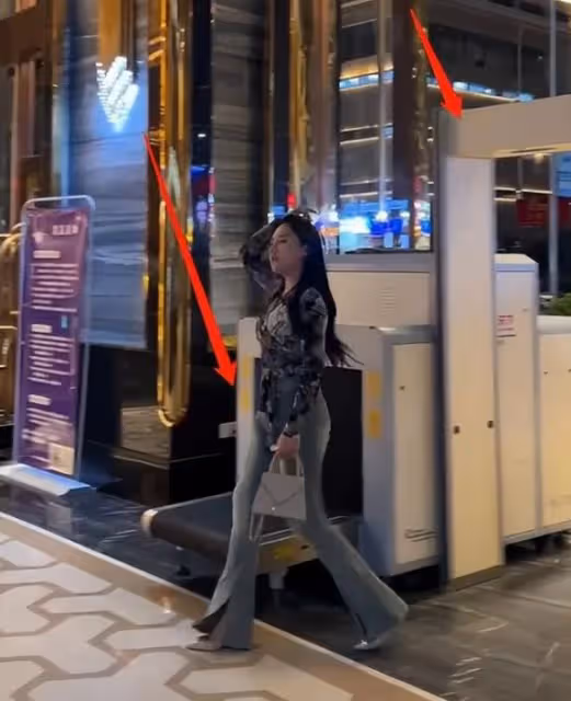 曝柬埔寨依晴被控制,出入酒店雙腿打顫,脖子有針孔,手勢疑求救