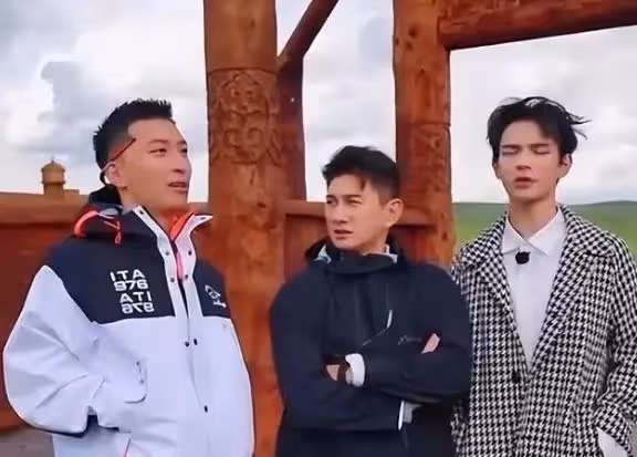 何超蓮穿肚兜惹爭議,背後只系2根繩,竇驍甩臉疑不滿,分居4個月