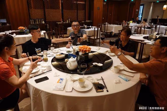 故事:爸媽來我家小住,老公讓我買東西別太貴,爸媽走後我懂了