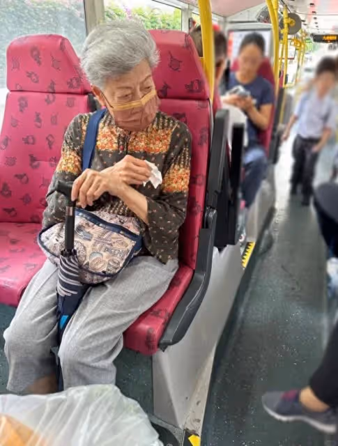 與影后坐同輛車！他目擊「88歲老戲骨」獨自搭巴士　「終生不婚無子」晚年生活曝光