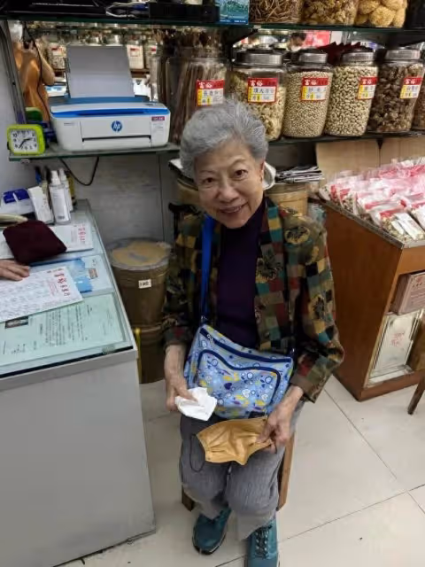 與影后坐同輛車！他目擊「88歲老戲骨」獨自搭巴士　「終生不婚無子」晚年生活曝光