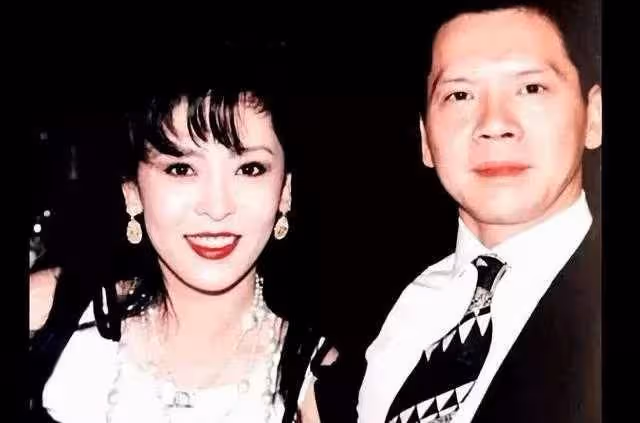 55歲張敏長居泰國,與小10歲男友在清邁買房,瘦得脫相只有40公斤