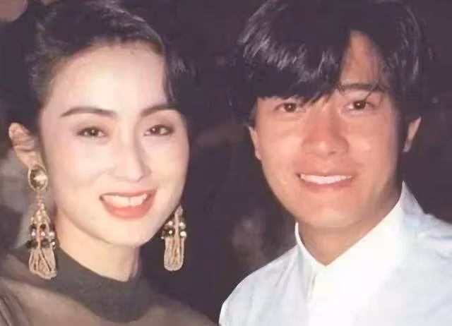55歲張敏長居泰國，與小10歲男友在清邁買房，瘦得脫相只有40公斤