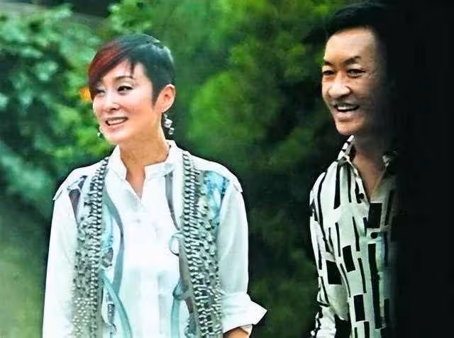55歲張敏長居泰國，與小10歲男友在清邁買房，瘦得脫相只有40公斤