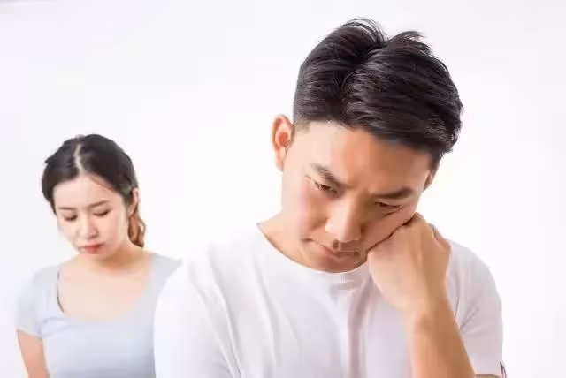 回娘家我悄悄跟老婆住一個房間，岳母說不吉利，讓我賠小舅子20萬！