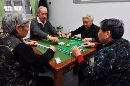 我坐月子,婆婆不幫忙帶孩子,天天去隔壁打麻將,有次手機落家裡面,我給她送,一推開門後我哭了