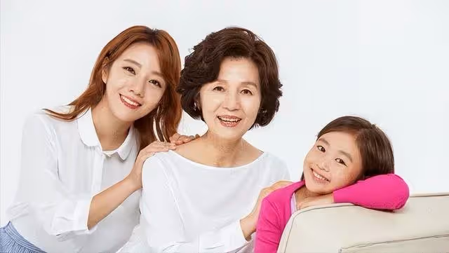 婆婆把3套房給小叔,我不吵不鬧,8年後她送10萬求養老我直接拒絕!