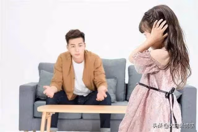 父親「娶繼母後」把我趕出家門! 6年後事業有成「想回家炫耀」讓他們後悔「一打開家門」我腿軟大哭:父愛如山…