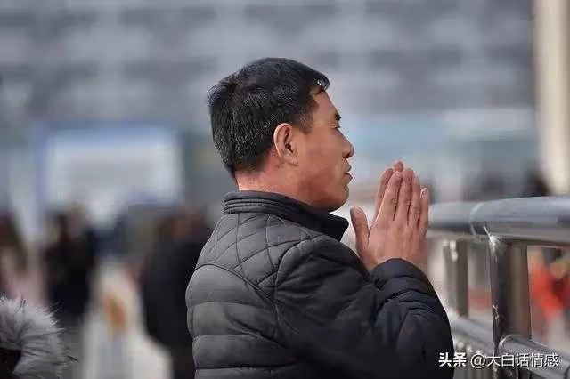 父親「娶繼母後」把我趕出家門! 6年後事業有成「想回家炫耀」讓他們後悔「一打開家門」我腿軟大哭:父愛如山…