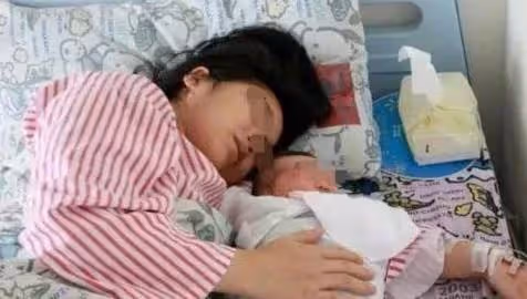 第三者懷孕上門攤牌,老婆竟同意「兩女侍一夫」 還伺候她直到孩子出生「某天她一把抱起孩子」使出最強報復…