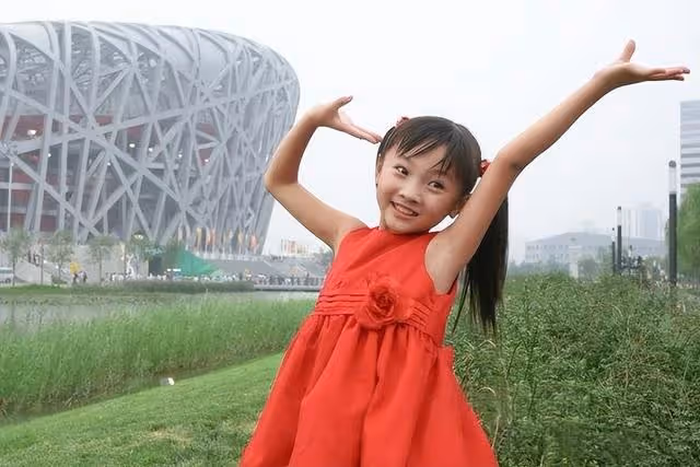 08年奧運會開幕式,9歲女孩假唱,被罵15年,現在過的如何?