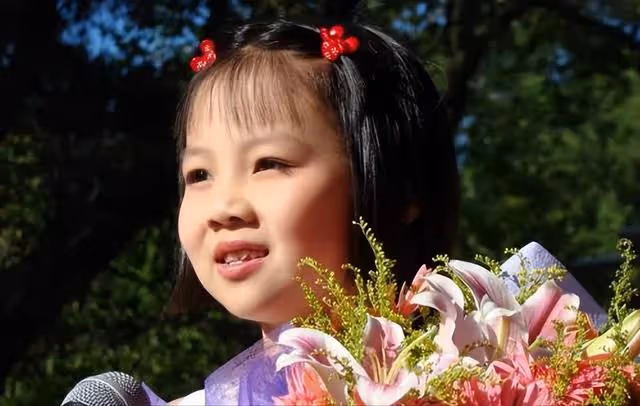 08年奧運會開幕式,9歲女孩假唱,被罵15年,現在過的如何?