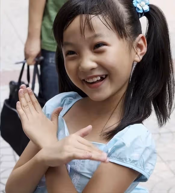 08年奧運會開幕式,9歲女孩假唱,被罵15年,現在過的如何?