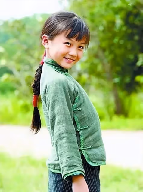08年奧運會開幕式,9歲女孩假唱,被罵15年,現在過的如何?