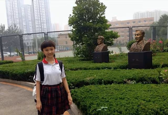 08年奧運會開幕式,9歲女孩假唱,被罵15年,現在過的如何?