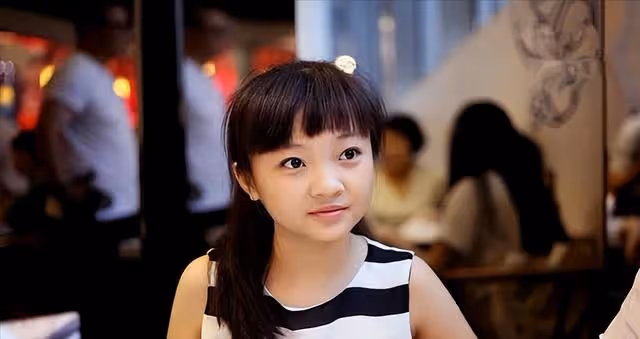08年奧運會開幕式,9歲女孩假唱,被罵15年,現在過的如何?