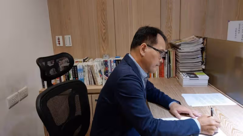 今年才辭節目主持棒!63歲鄭弘儀「再次宣布不幹了」 播完最後一集「不捨吐露心聲」