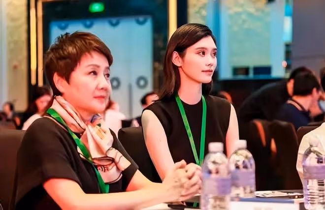何猷君榮獲財富中國精英稱號，奚夢瑤和婆婆坐在台下鼓掌歡慶