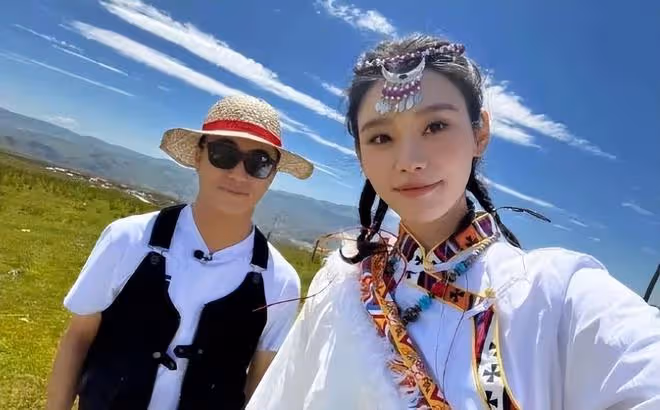 何猷君榮獲財富中國精英稱號，奚夢瑤和婆婆坐在台下鼓掌歡慶