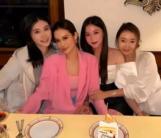 何猷君榮獲財富中國精英稱號,奚夢瑤和婆婆坐在台下鼓掌歡慶