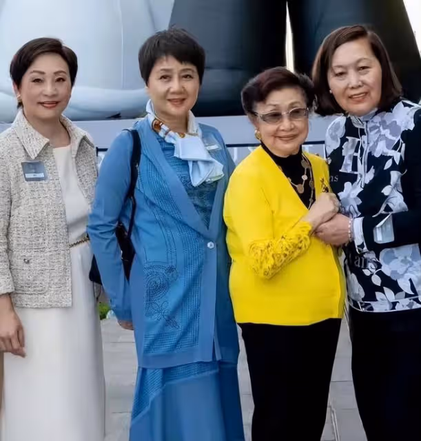 何猷君榮獲財富中國精英稱號,奚夢瑤和婆婆坐在台下鼓掌歡慶