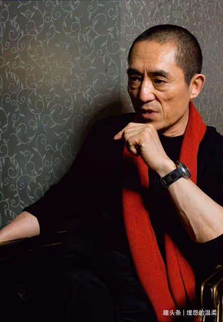 張藝謀嬌妻曬照為兒子慶生!穿時尚紗裙氣質佳,畫面溫馨有愛