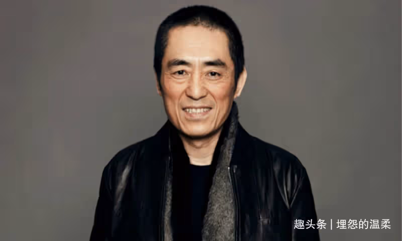 張藝謀嬌妻曬照為兒子慶生!穿時尚紗裙氣質佳,畫面溫馨有愛