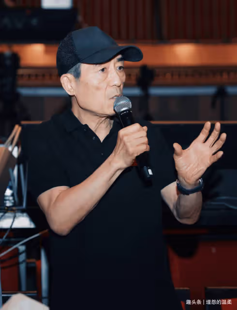 張藝謀嬌妻曬照為兒子慶生!穿時尚紗裙氣質佳,畫面溫馨有愛