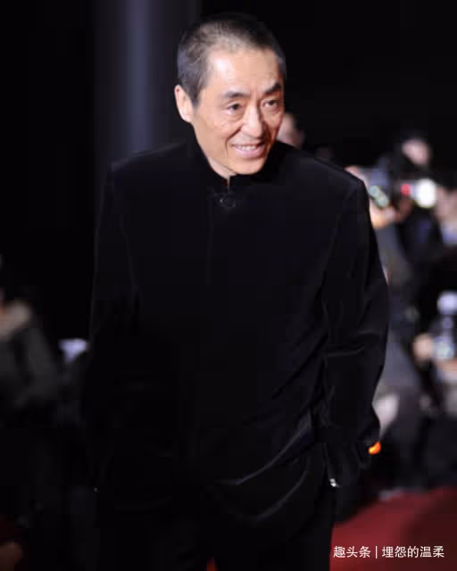 張藝謀嬌妻曬照為兒子慶生!穿時尚紗裙氣質佳,畫面溫馨有愛