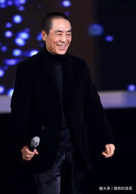 張藝謀嬌妻曬照為兒子慶生!穿時尚紗裙氣質佳,畫面溫馨有愛