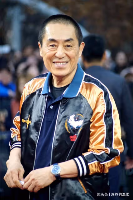 張藝謀嬌妻曬照為兒子慶生！穿時尚紗裙氣質佳，畫面溫馨有愛
