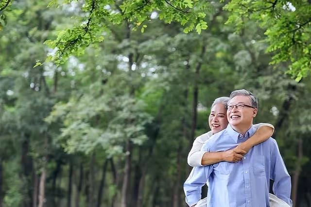 結婚10年,月薪3萬的丈夫提出AA制:不想讓你媽拿我的錢去養老頭